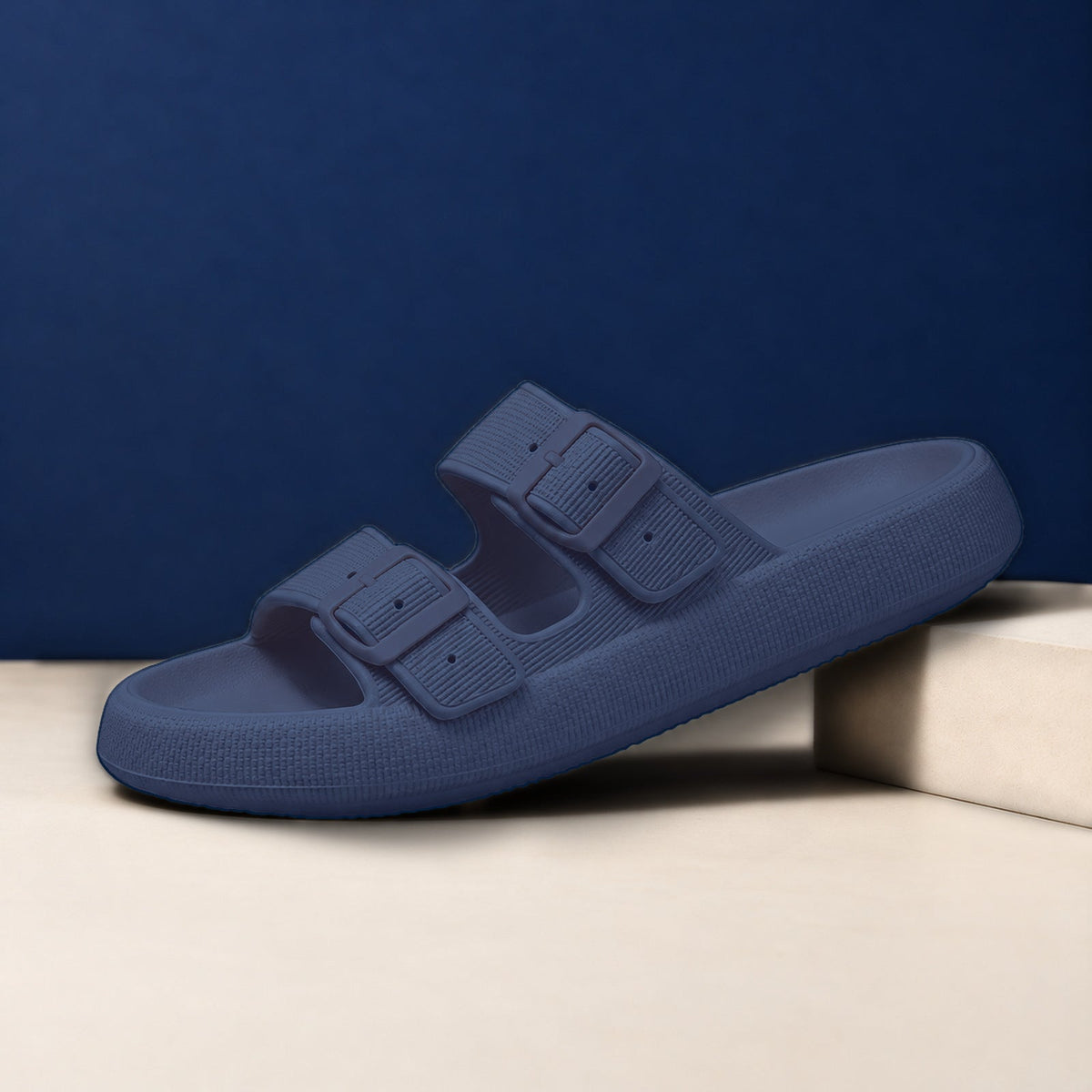 Comfort Çift Toka Terlik – Lacivert, yandan görünüm