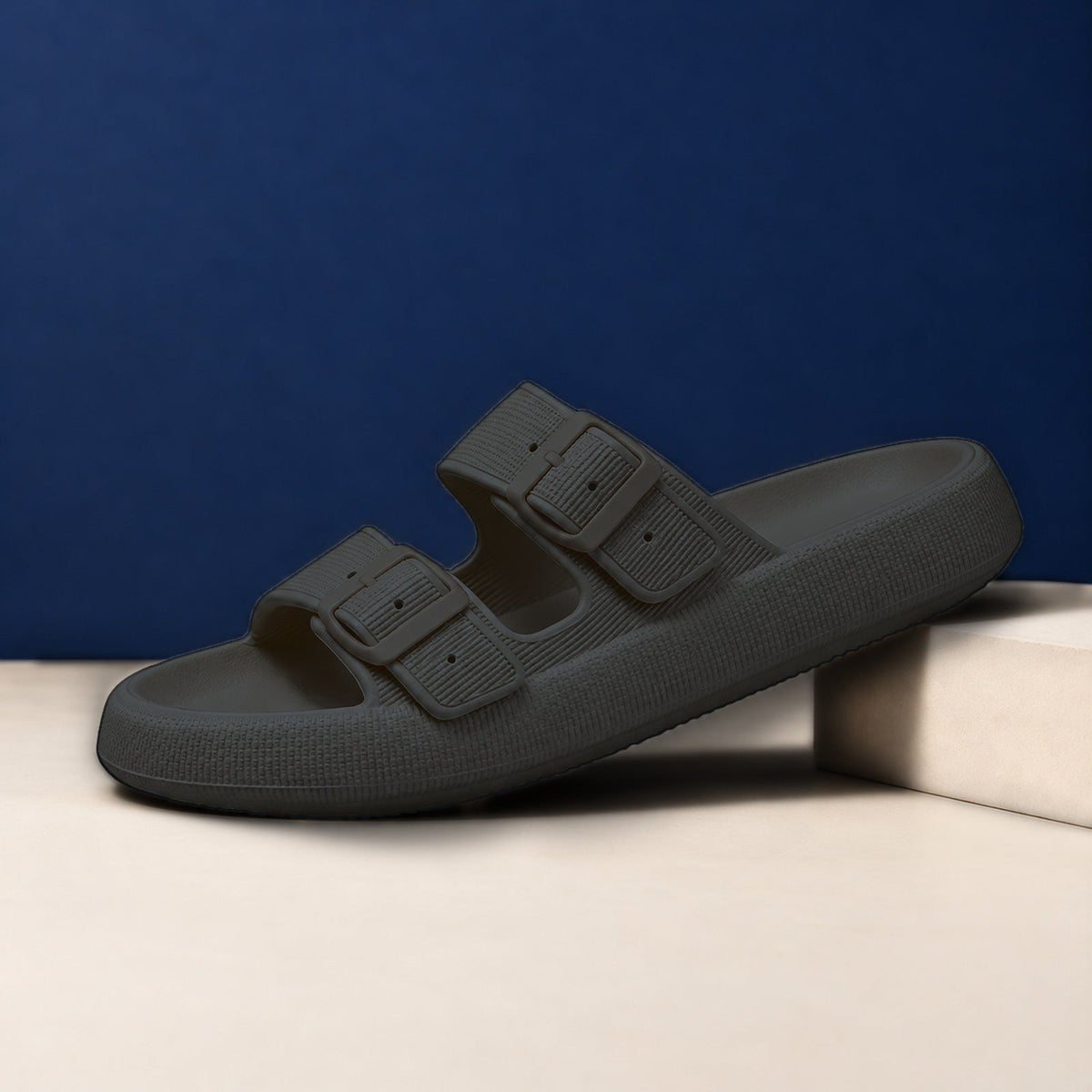 Comfort Çift Toka Terlik – Siyah, yandan görünüm